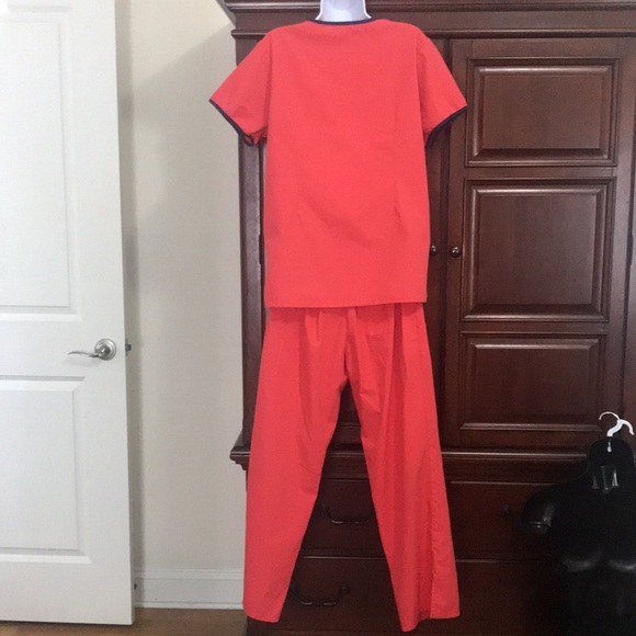 Women’s scrubs size L (top) and LP (pants) - Picture 5 of 9